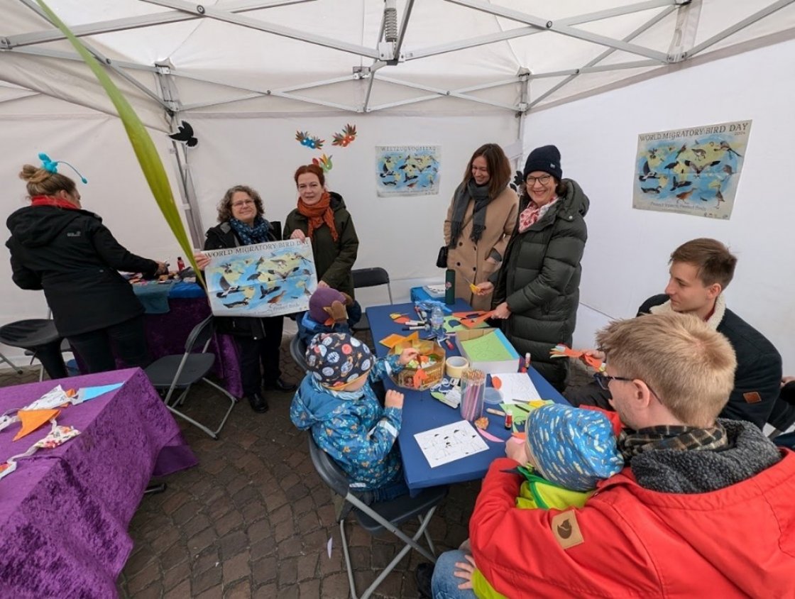 Lady Mayor of Bonn, Ms. Katja Dörner together with the Executive Secretary of CMS, Ms. Amy Fraenkel at the special Bird Mask Crafting Station set up to mark World Migratory Bird Day and UN Day 2024. Photo: Florian Keil